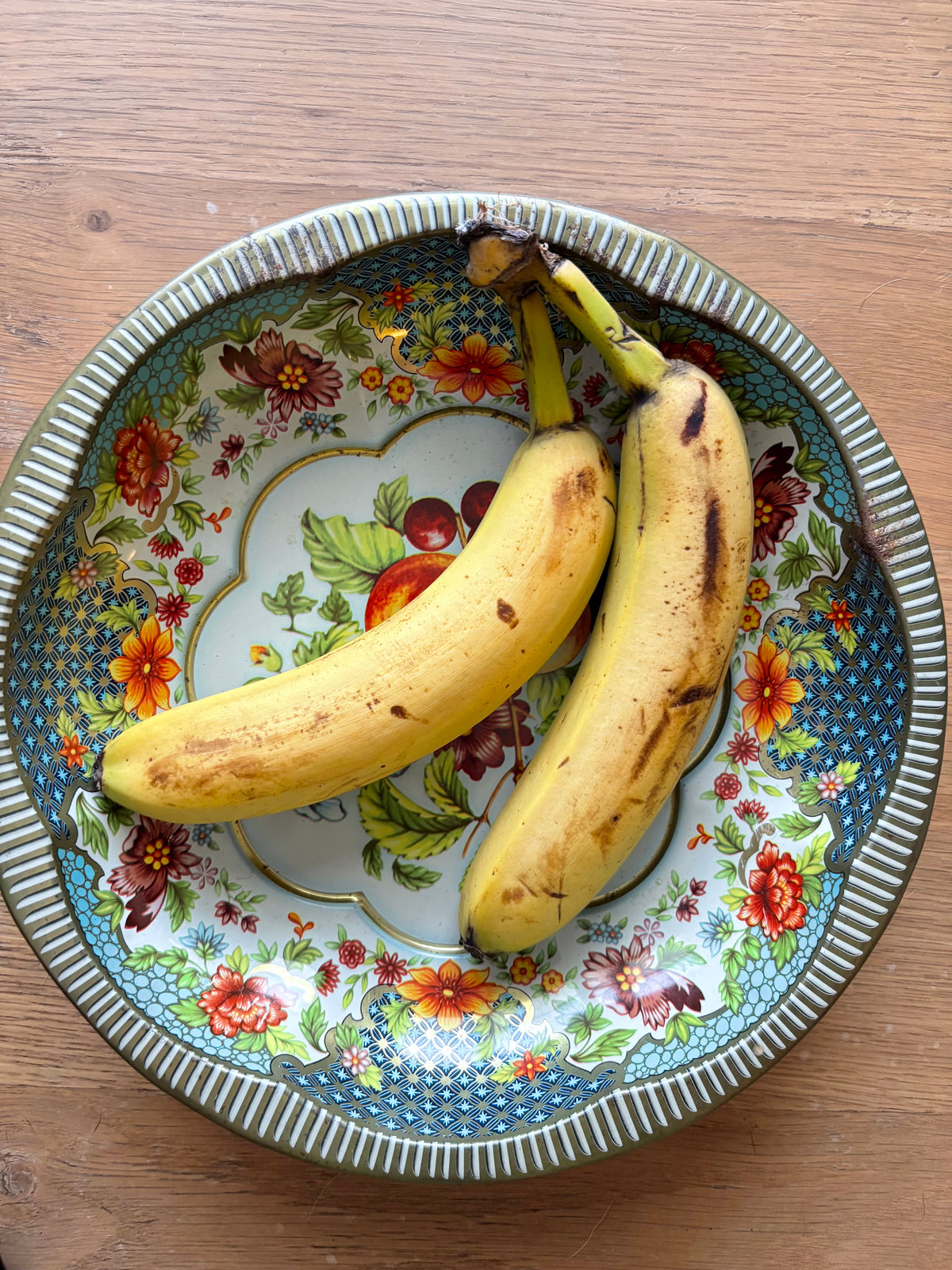 Peaches & Flowers | Scalloped Daher tin bowl