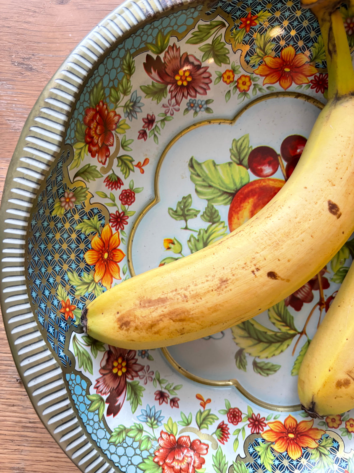 Peaches & Flowers | Scalloped Daher tin bowl