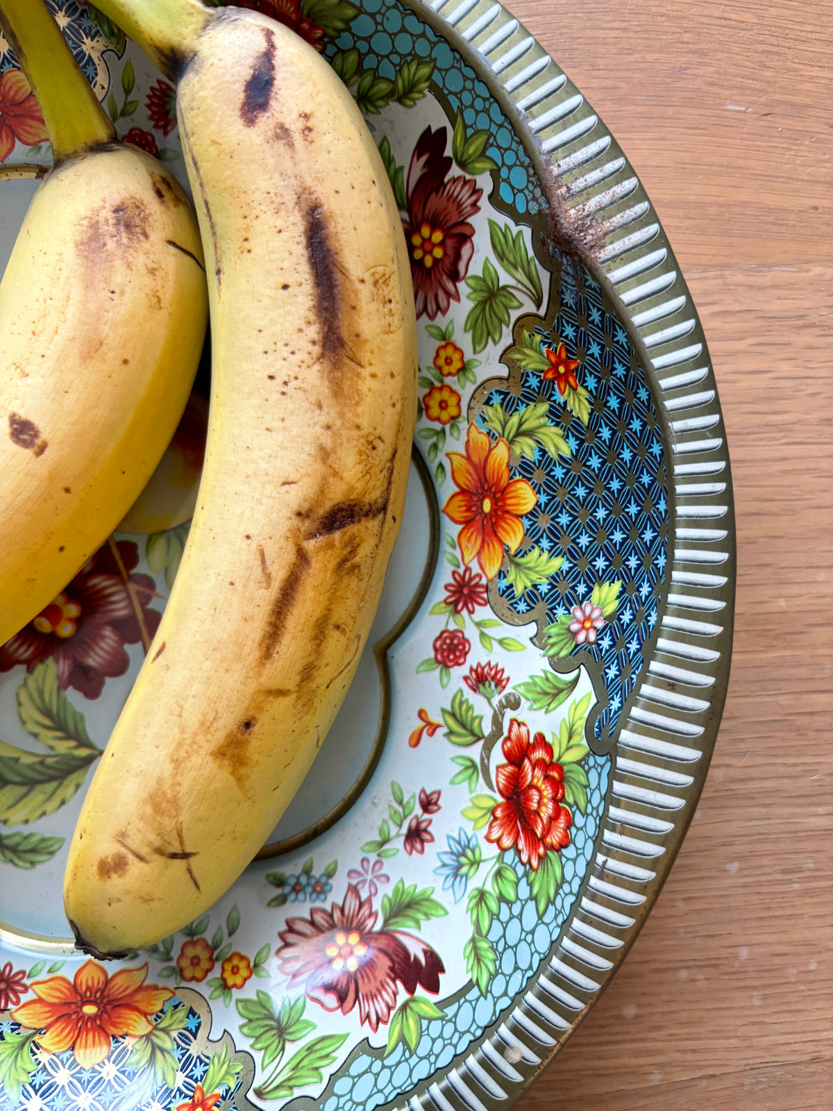 Peaches & Flowers | Scalloped Daher tin bowl